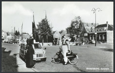 17215 Gezicht op het Spui te Spakenburg (gemeente Bunschoten), met twee vrouwen in klederdracht.